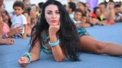 سيدة تقتحم المسرح لالتقاط صورة تذكارية مع صوفينار (صور)