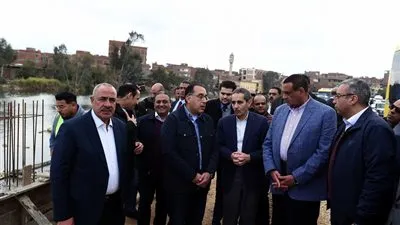 رئيس الوزراء يتفقد أعمال الرصف والتطوير بكورنيش المحلة