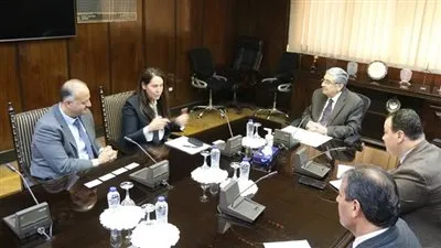 وزير الكهرباء والطاقة المتجددة يستقبل نائب الرئيس التنفيذي لشركة 
