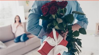 أخصائي علاقات أسرية يكشف أنواع الهدايا في عيد الحب (فيديو)