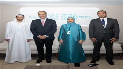 وزير الاتصالات يعقد مباحثات مع وزيرة الدولة للتطوير الحكومى والمستقبل الإماراتية