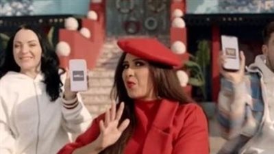 ياسمين عبد العزيز تنشر مقطع فيديو برفقة إيمان السيد 