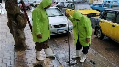 تواصل سقوط الأمطار الغزيرة على الإسكندرية.. والصرف الصحي تنتشر بالشوارع 