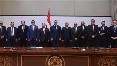 توقيع 3 اتفاقيات لتصنيع السيارات بين الحكومة وعدد من الشركات المحلية والعالمية