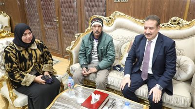 محافظ المنوفية يلتقى أسرة ميت خاقان المتضررة من انهيار منزلها