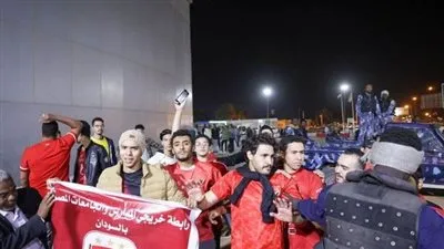 استقبال حافل من جماهير الأهلي لبعثة النادي قبل مواجهة الهلال السوداني