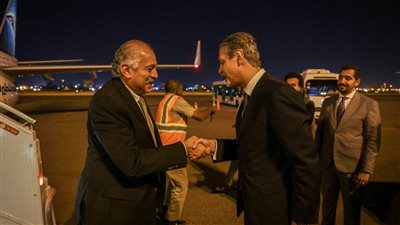 السفير المصري يستقبل بعثة الأهلي في الخرطوم قبل موقعة الهلال