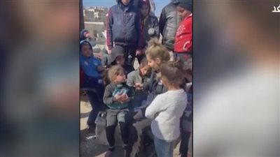 طفلة سورية بعد انهيار منزلها بسبب الزلزال: 