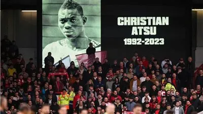 لحظة وداع زوجة وأولاد كريستيان أتسو بملاعب نيوكاسل (فيديو)