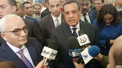 وزير التنمية المحلية يشيد بمعروضات 