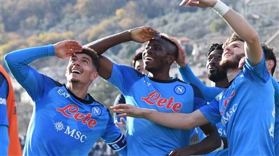 الموعد والقناة الناقلة لمباراة نابولي وآينتراخت فرانكفورت في ذهاب دور الـ16 بدوري أبطال أوروبا