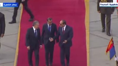 عاجل.. السيسي يستقبل رئيس أوزبكستان بمطار القاهرة