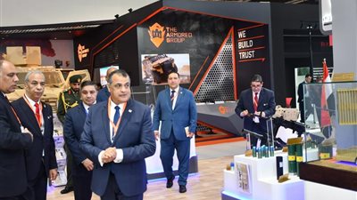 وزير الإنتاج الحربي يتفقد جناح الوزارة بمعرض الدفاع الدولي 