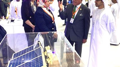 وزير خارجية الإمارات يتفقد جناح الهيئة العربية للتصنيع