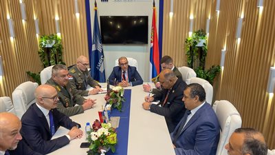 وزير الإنتاج الحربي يزور جناح 