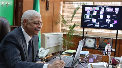 رئيس جامعة المنوفية يعقد لجنة المختبرات والأجهزة العلمية