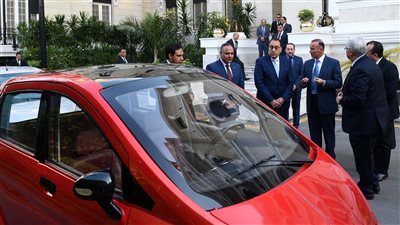 رئيس الوزراء يتفقد نماذج السيارات الكهربائية المُنتجة محليا (صور)