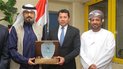 عبدالهادى الشبيب يسلم درع الاتحاد العربى للطائرة لوزير الشباب والرياضة لدعمه البطولة فى نستختها الـ 41