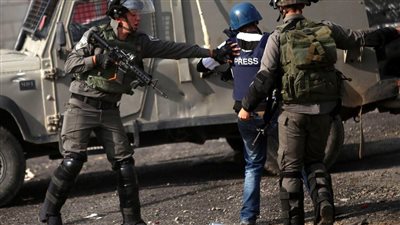 عاجل...إصابة صحفيين برصاص قوات الاحتلال الإسرائيلي (فيديو)