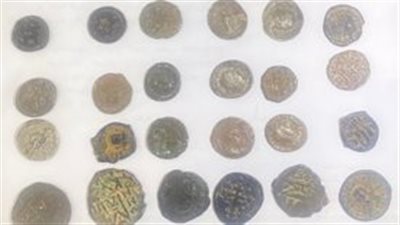 ضبط شخص لحيازته على 31 عملة معدنية أثرية بمطار الغردقة