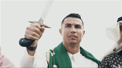 كريستيانو رونالدو بالزي السعودي والسيف في أحتفالات يوم التأسيس