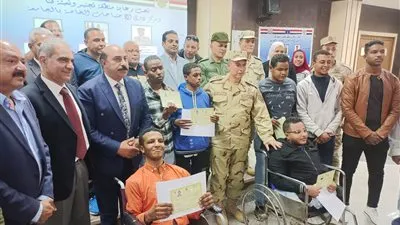 منطقة تجنيد قنا تسلم طلاب من ذوي الهمم بجامعة أسوان شهادات الإعفاء النهائية من التجنيد
