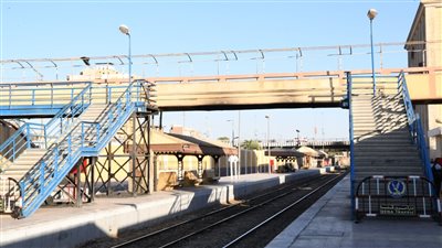 محافظ قنا يتفقد محطة سكة حديد قنا لبحث شكاوى المواطنين من تعطل كوبري المشاه