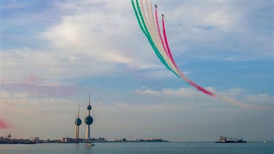 فريق الصقور يواصل عروضه الجوية لليوم الثاني احتفاءً باليوم الوطني الكويتي