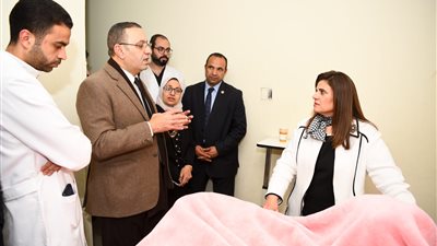 وزيرة الهجرة تزور المصري العائد من موزمبيق 