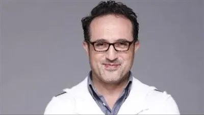 شاهد.. شريف مدكور يؤدى مناسك العمرة