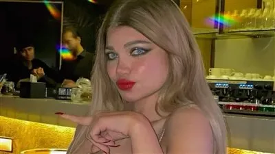 ياسمين الخطيب تستعرض جمالها بفستان أنيق (صو)