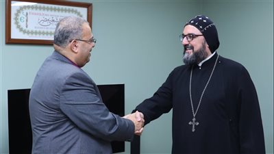 ربان الكنيسة السريانية الأرثوذكسية بمصر يهنئ أندريه زكي بتجديد انتخابه 