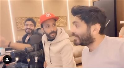 تامر حسني ينشر فيديو فُكاهي من كواليس معاناته من تدريب أحمد عصام على الغناء في حفل زفاف الأخير