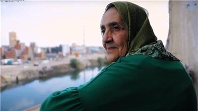 أكبر طالبة ماجستير تهدي انتصار السيسي قصيدة شعر على الهواء