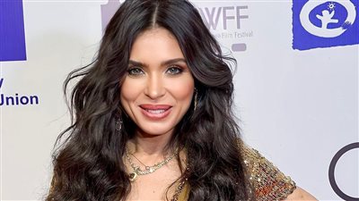 بفستان مكشوف الصدر.. إطلالة مثيرة لـ دينا من مهرجان أسوان لأفلام المرأة