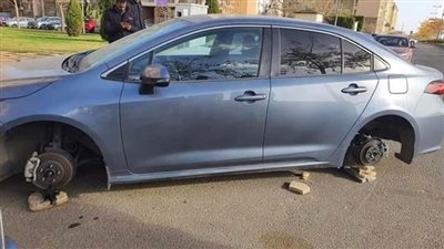 تحريات مكثفة لضبط مرتكبي سرقة جنوط سيارة بالتجمع