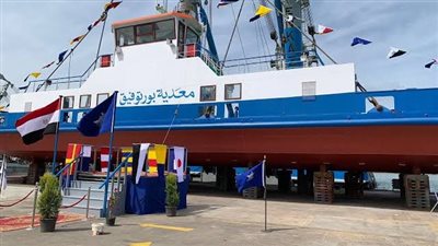 تفاصيل رفع علم مصر على قاطرة عملاقة تعويضًا عن تعويم إيفرجيفن (فيديو)