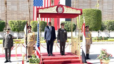 وزير الدفاع والإنتاج الحربي يلتقي نظيره الأمريكي