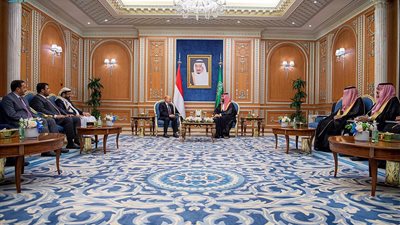 ولي العهد السعودي يبحث مع رشاد العليمي مستجدات الأوضاع على الساحة باليمن