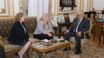 رئيس جامعة القاهرة يستقبل وفد السفارة الأمريكية لبحث التعاون الأكاديمي 
