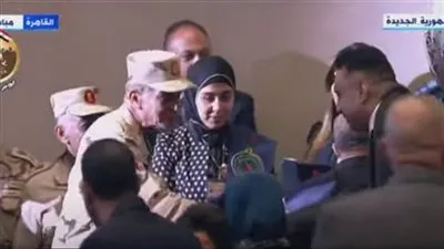 لافتة إنسانية.. وزير الدفاع يتوجه لأسر الشهداء لتحيتهم قبل انطلاق فعاليات يوم الشهيد