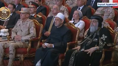 شيخ الأزهر يحبس دموعه تأثرا بـ أسر الشهداء 