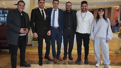 صور..محمد البوغه يكتب أغنية 