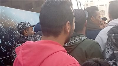 خاص.. تزاحم ضخم من الجمهور في المقابر بسبب محمد رمضان (صور) 