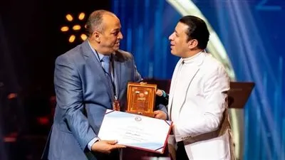 تكريم نقيب الموسيقيين مصطفى كامل من مهرجان الأغنية العربية بتونس