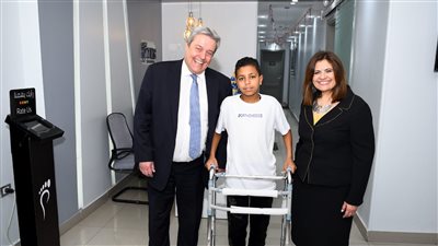 وزيرة الهجرة تسلم أحد أطفال 