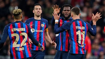 خوفا من العملاق الفرنسي.. برشلونة يرغب في تمديد عقد نجم الفريق بعد رغبة تشافي