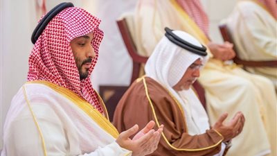 ولي العهد يؤدي صلاة الجنازة على الأميرة الجوهرة بنت عبد العزيز