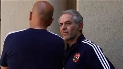 دوري أبطال إفريقيا| كولر يحاضر اللاعبين قبل التحرك لملعب مباراة صن داونز