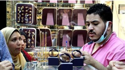 الذهب يرتفع 2 % عالميًا ويستقر لليوم الثالث في الصاغة